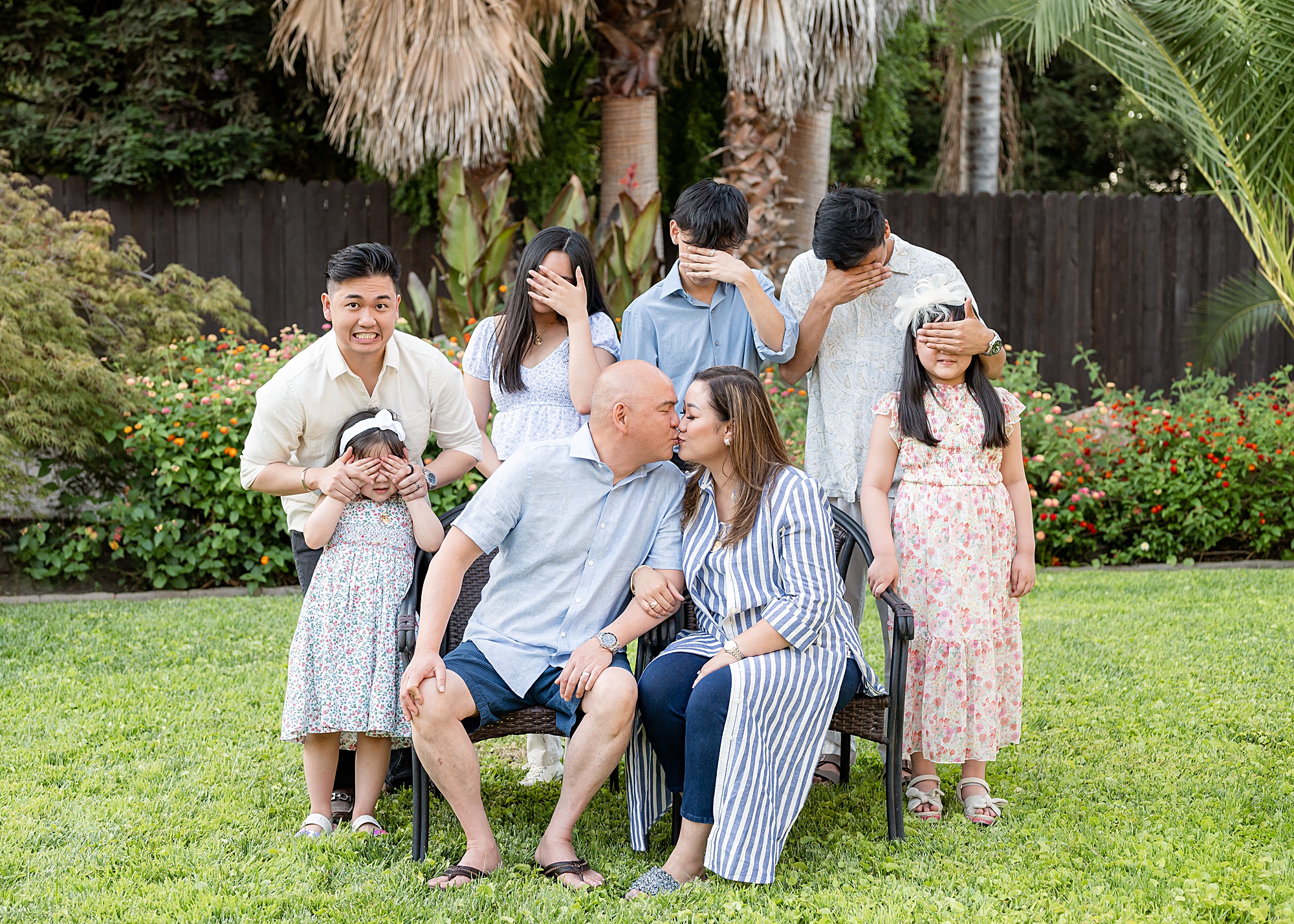 parents kissing posing idea