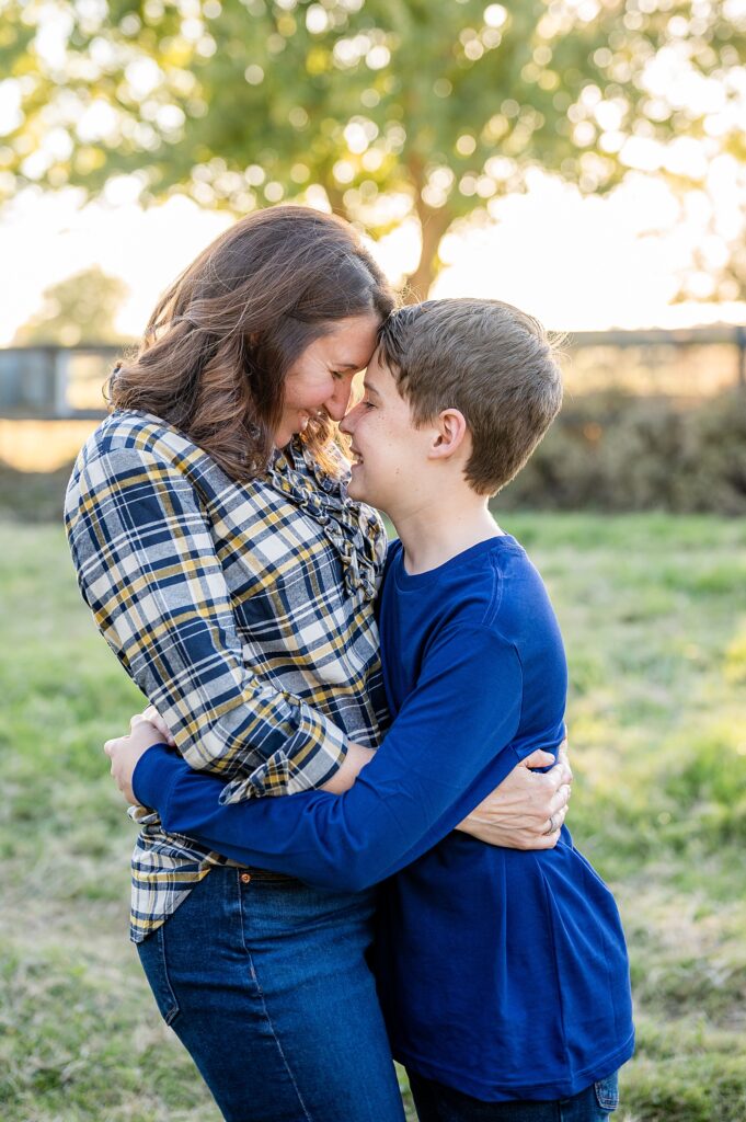 Mom and son hugging pose idea