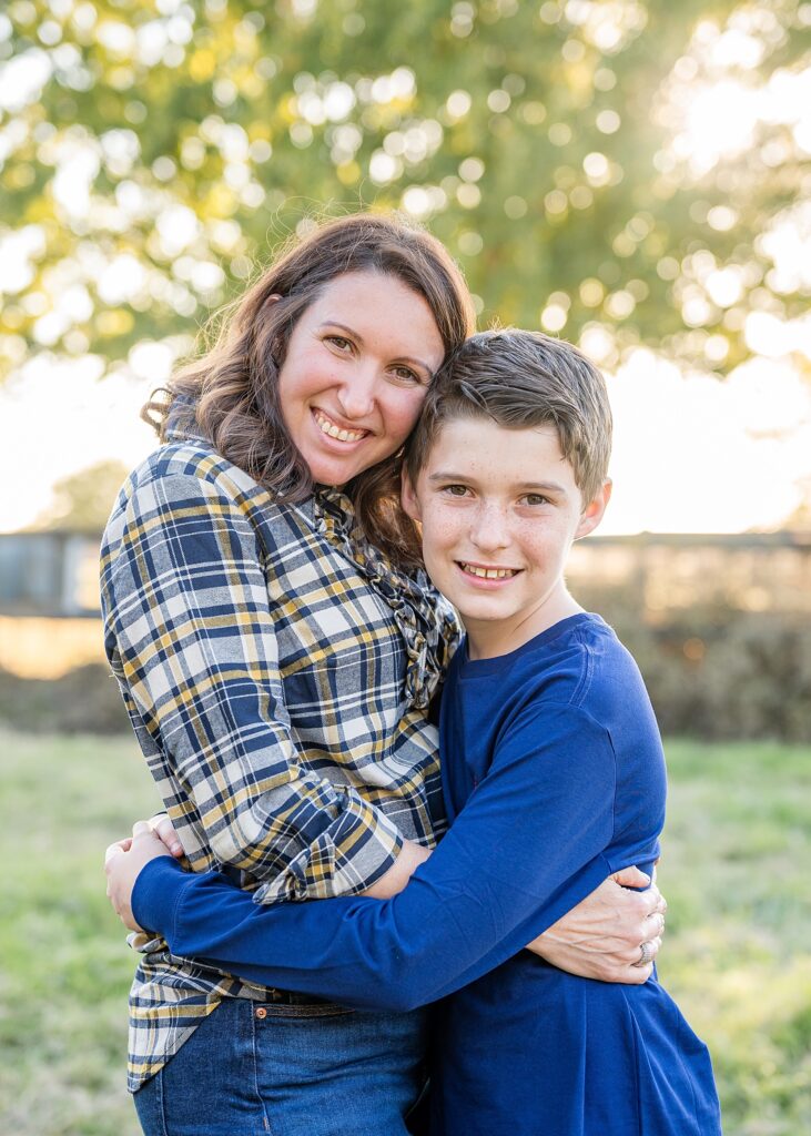 Mom and son hugging pose idea