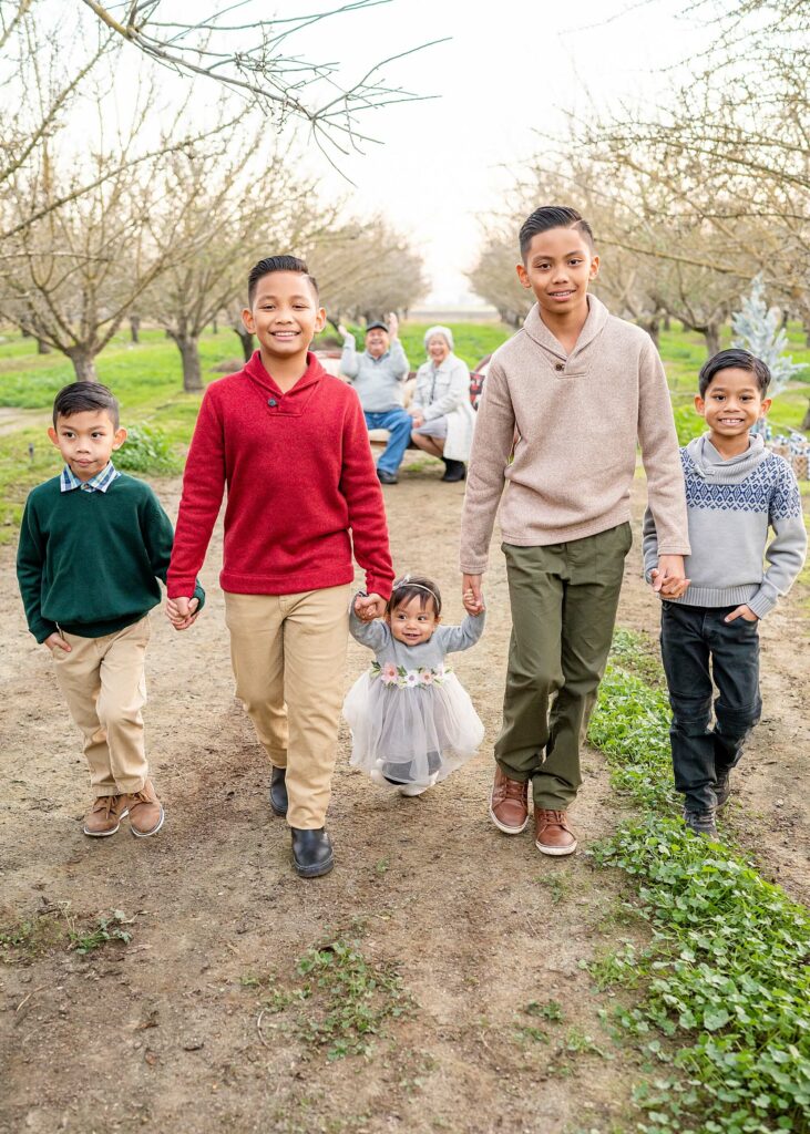 kids walking pose idea extended family session