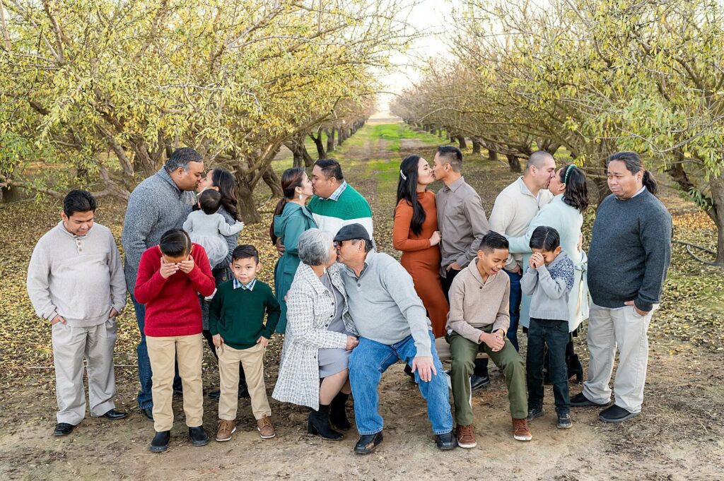 extended family session posing idea