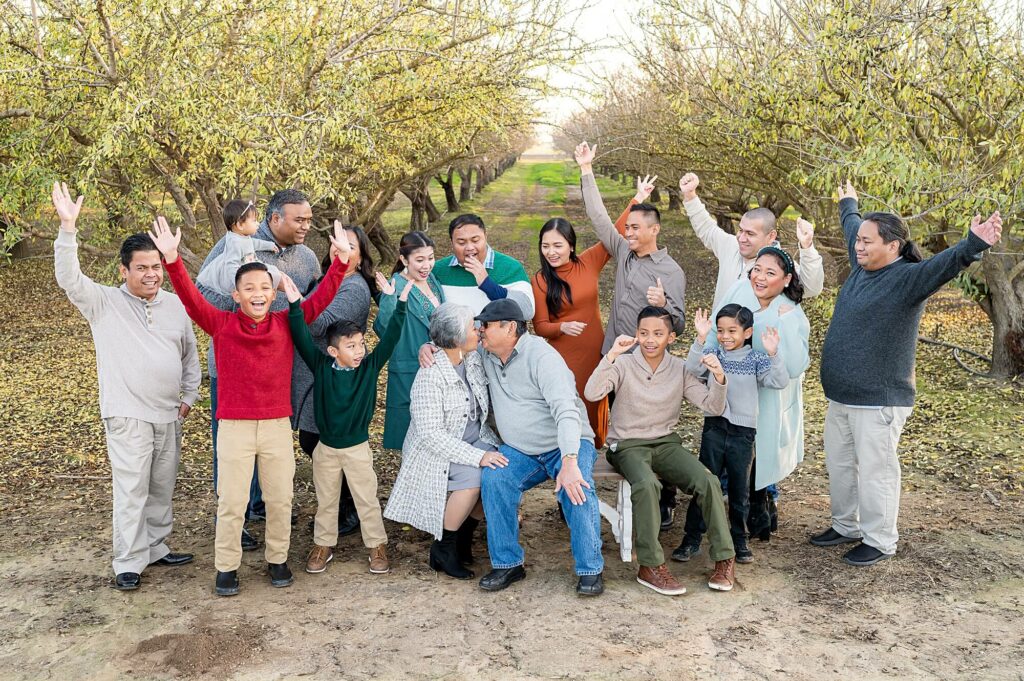 extended family session grandparents kissing pose idea