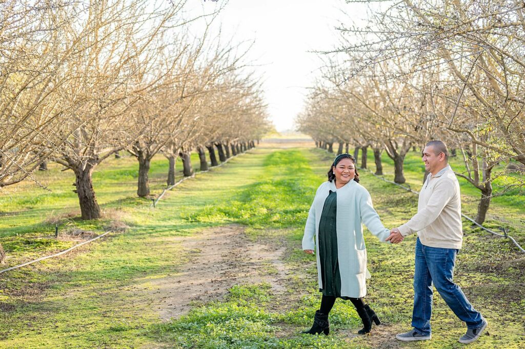 couple walking pose idea