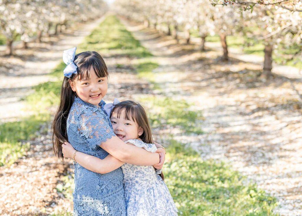 little girls hugging pose idea 