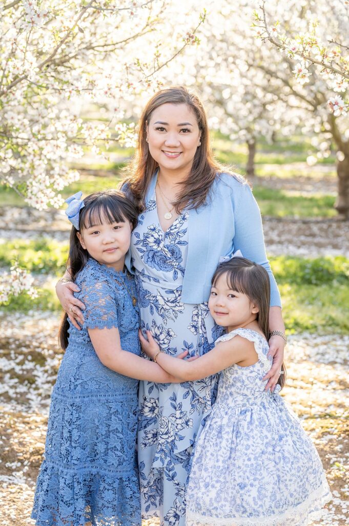 Mom and daughter posing idea almond blossoms photo session