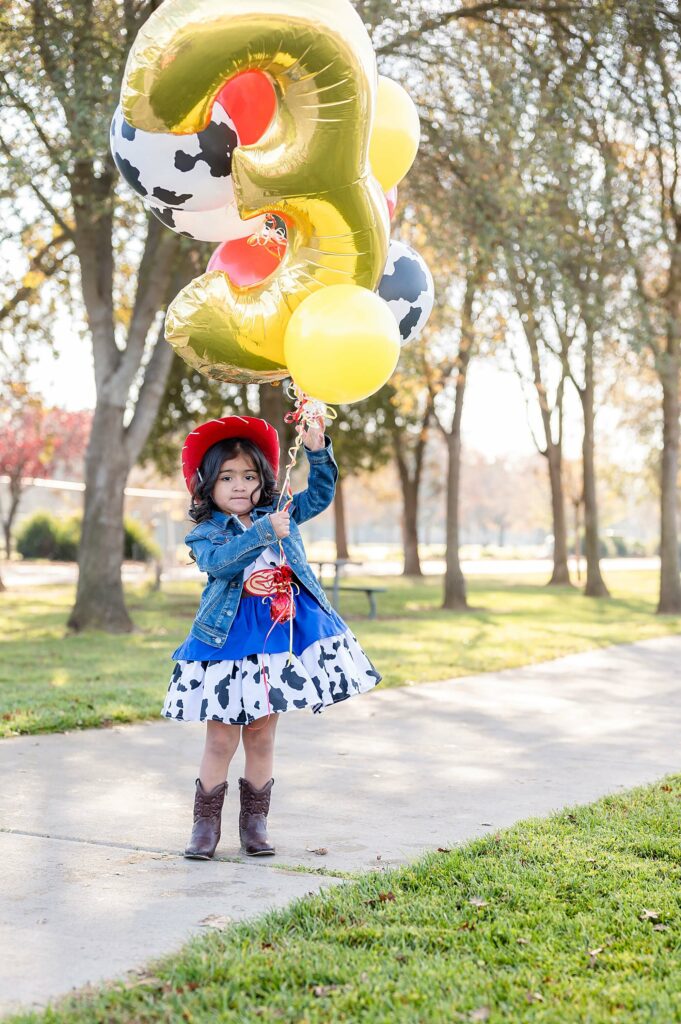 Little girl balloon posing idea
