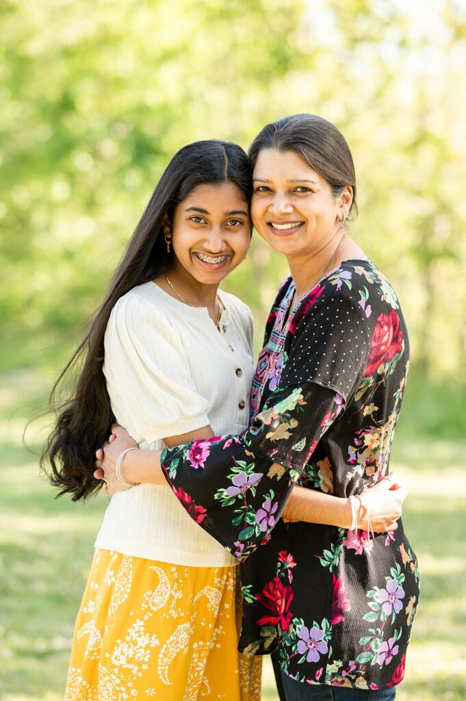 mom and daughter hugging posing idea during 8th grade photoshoot