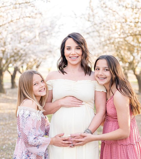 maternity session pose with daughters
